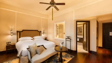 Grand-Luxury-Heritage-Wing-Queen-Bed-metropole-hanoi