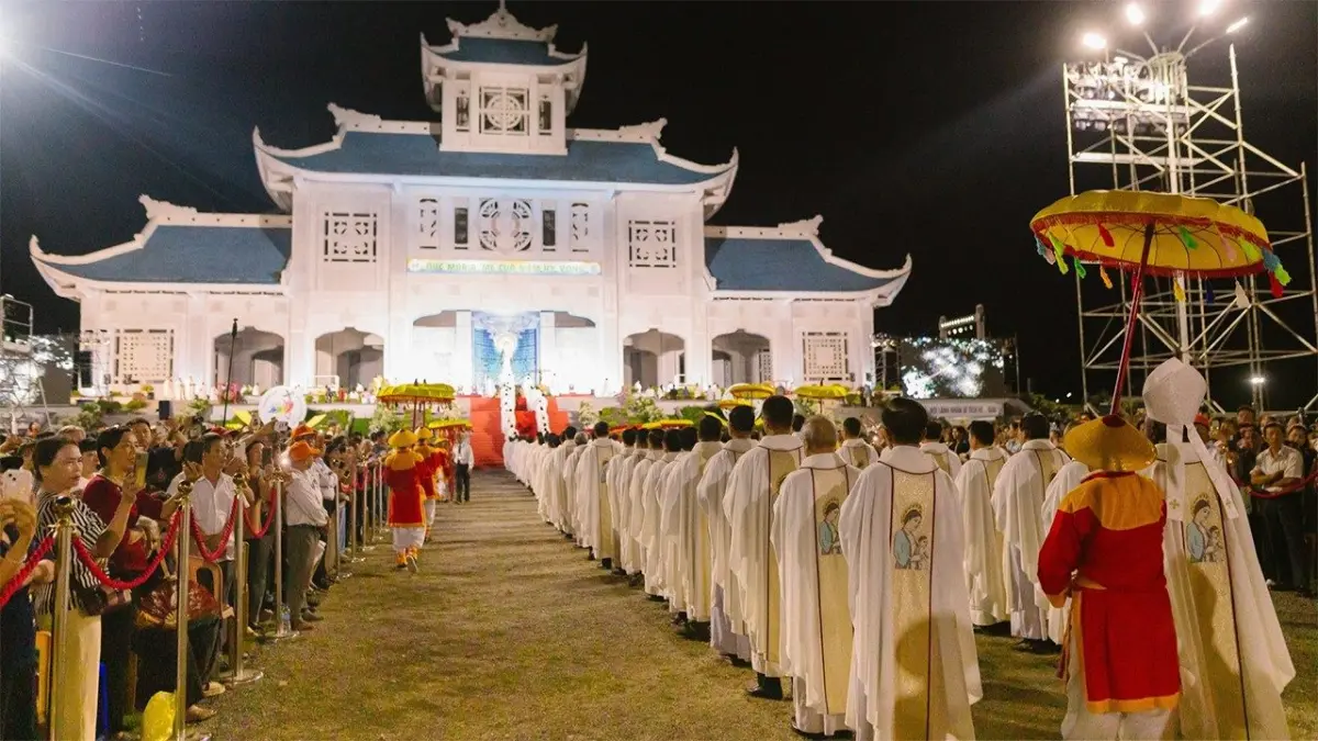 Pilgrims processing at the Feast of Our Lady of La Vang