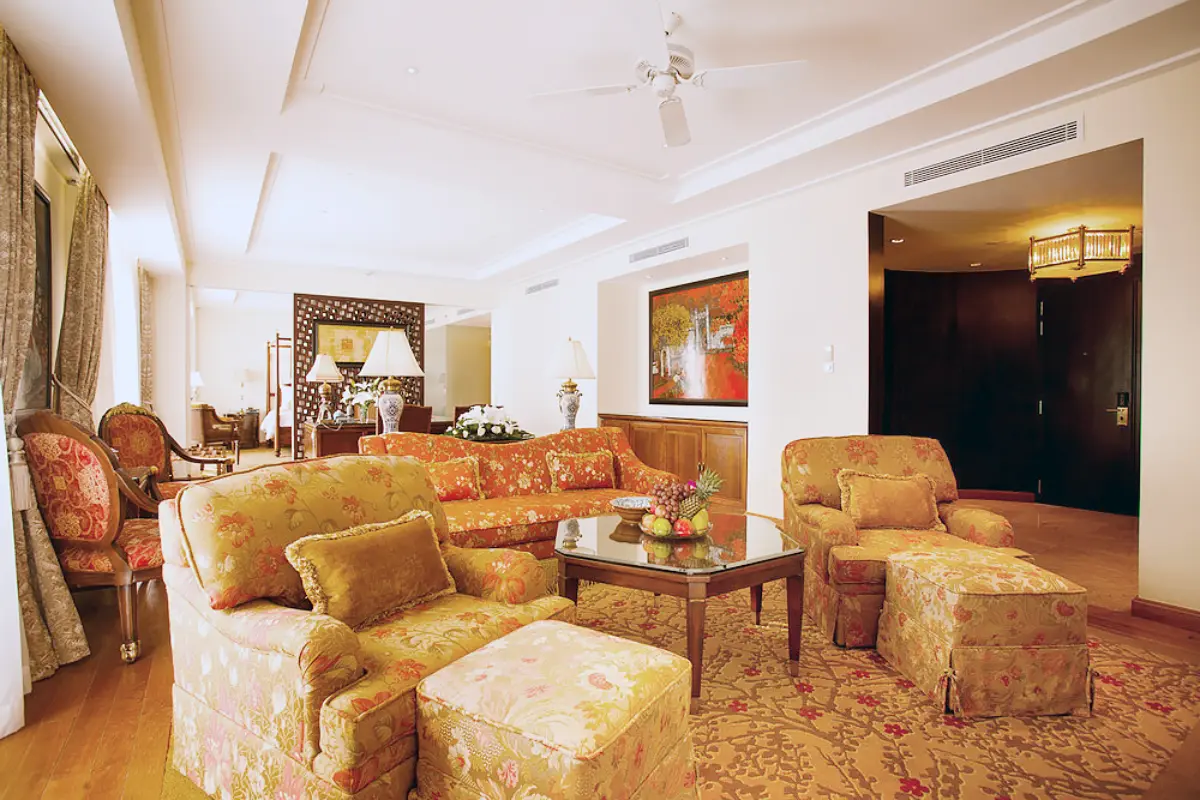 Lobby cafe area with colonial design