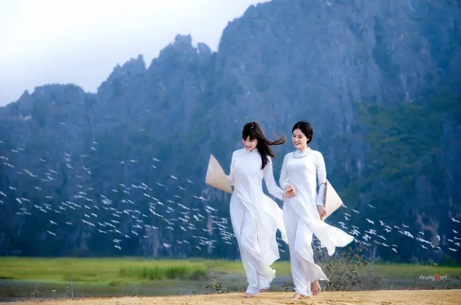 Vietnamese woman walking in áo dài showing the dangerous triangle
