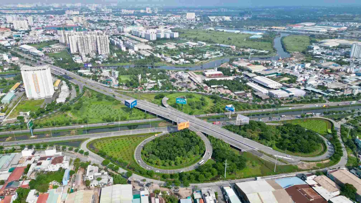 How to get to Coco Riverside from Saigon - joining the expressway on Võ Văn Kiệt Street